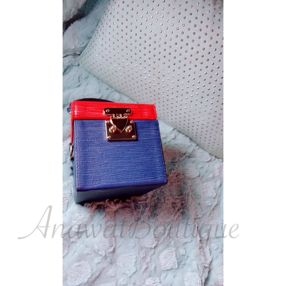 Grace Box Crossbody Handbag - Picture 7 of 12